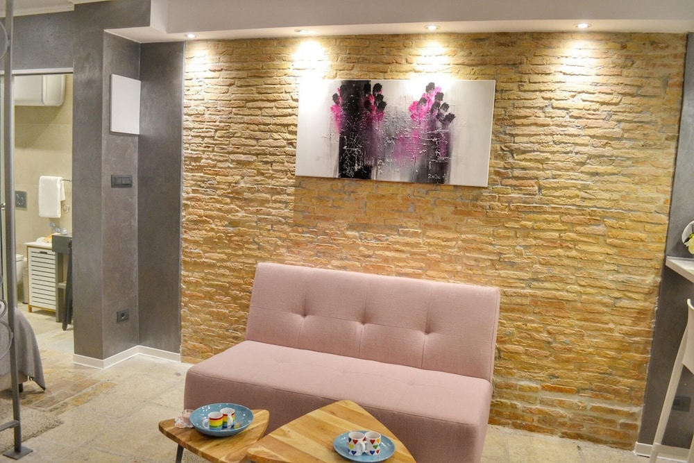 Studio Apartment Eleven