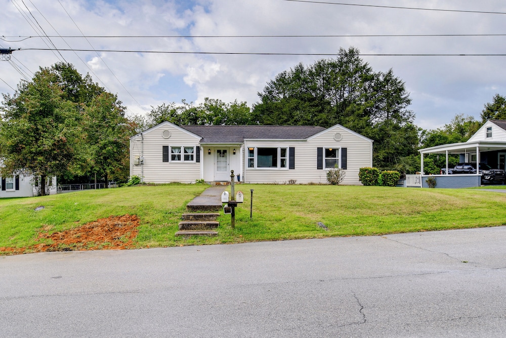 Cozy Home w/ Spacious Yard: 2 Mi to Dtwn Bristol