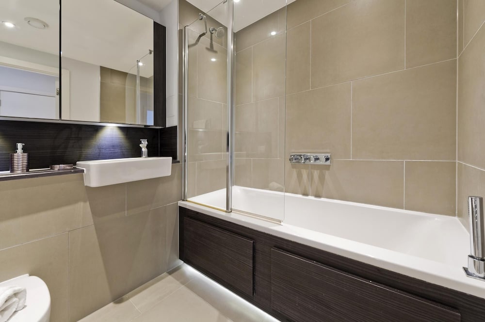 Large one Bedroom Flat With Balcony Near Waterloo by Underthedoormat