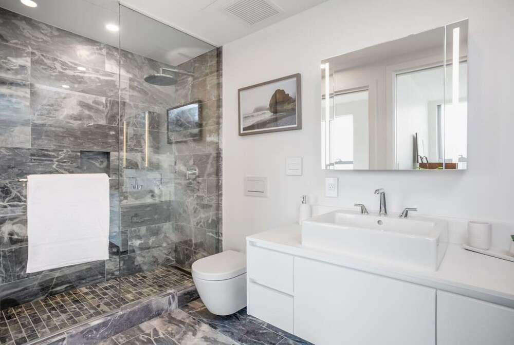 Vancouver House Breathtaking Views 3 Bdrm Pool hot tub gym