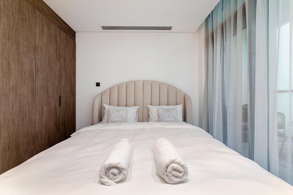 New cozy 1BR in Business Bay