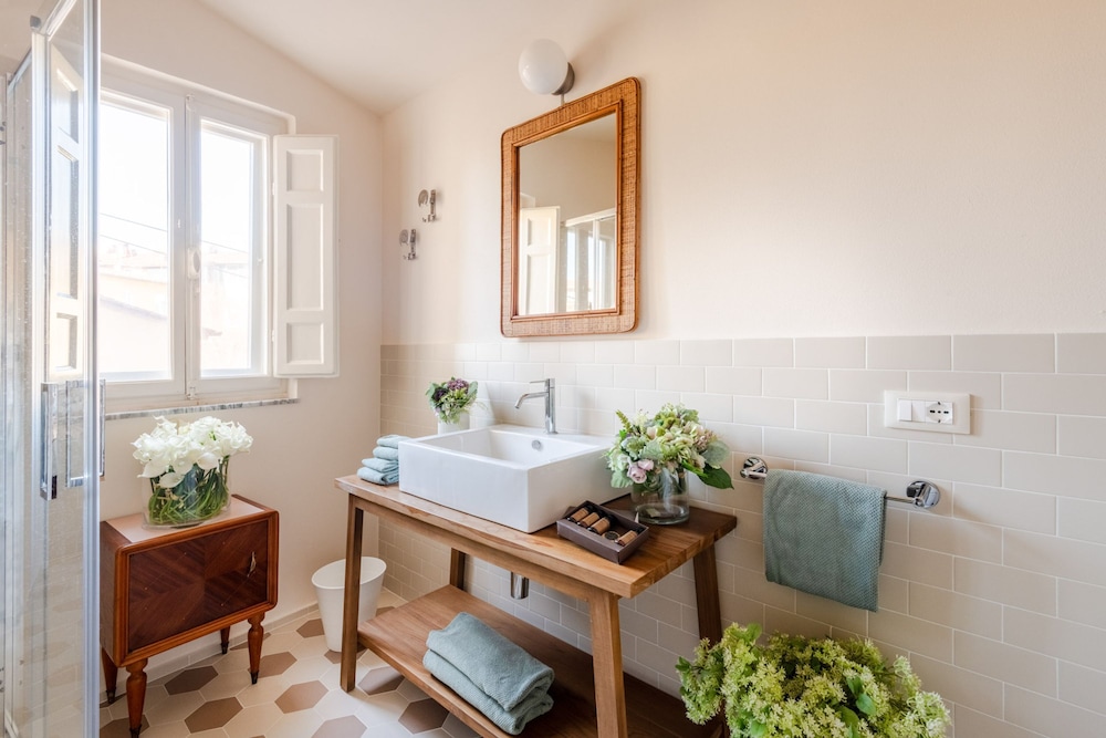 Casa Dante in Lucca With 3 Bedrooms and 2 Bathrooms