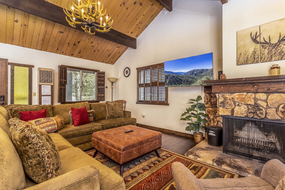 1 Mi to Slopes: Big Bear Ski Haven w/ Hot Tub