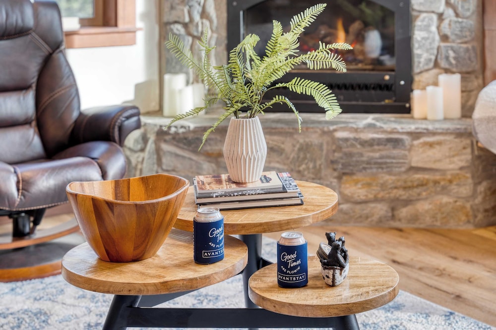 Denton by Avantstay Hot Tub, Deck w/ Fire Pit Near Skiing & Lake!
