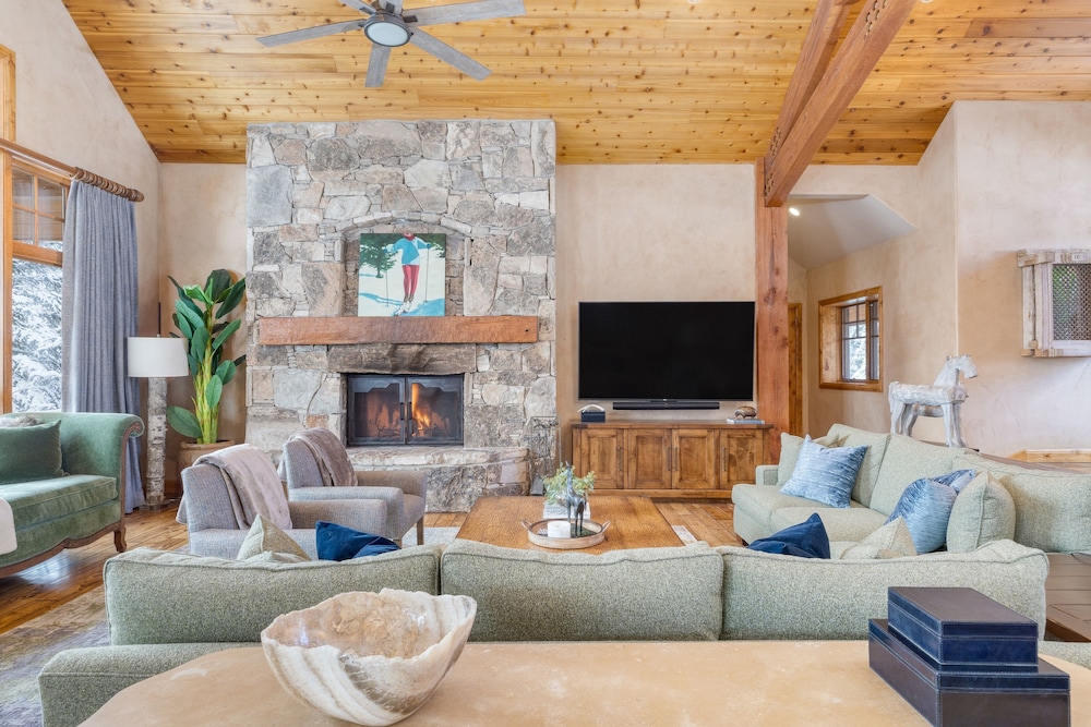 Telemark Luxury Retreat by Avantstay Stunning Views w Hot Tub Theatre Room and Pool Table