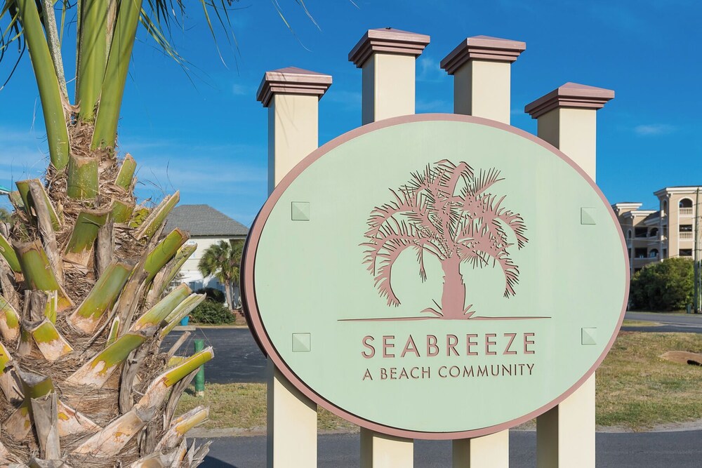 Stunning 4 Bd/4.5 BA - Free Wifi - Easy Walk to Beach