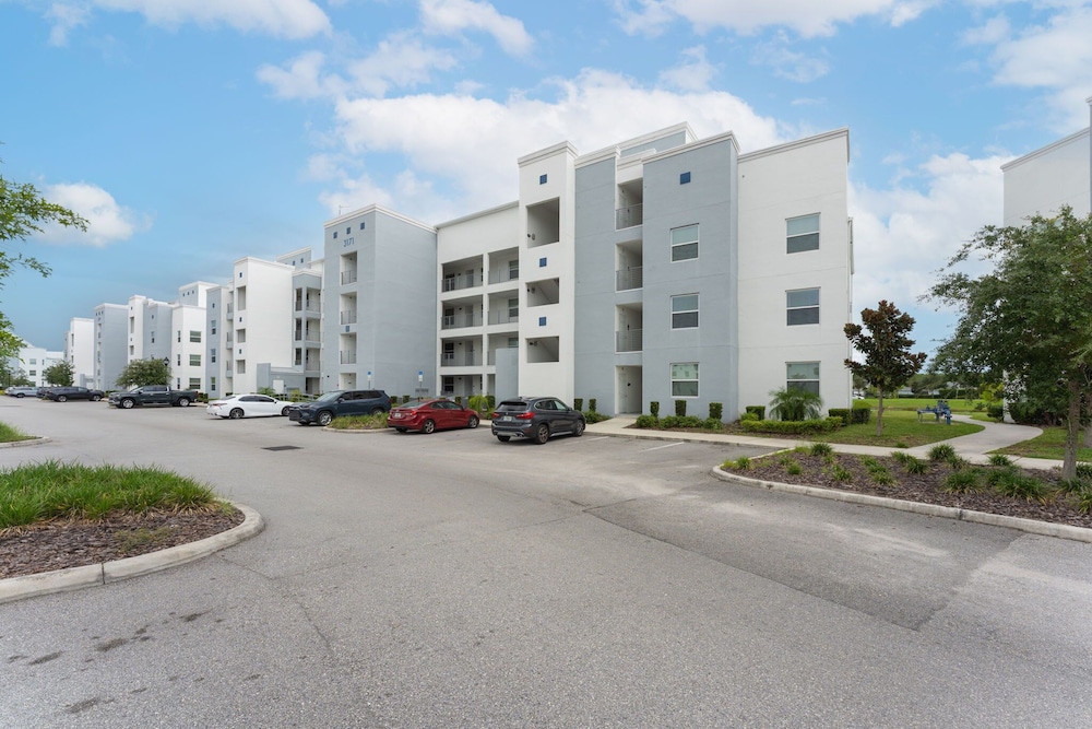 Elegant 2BR in Storey Lake Top Location