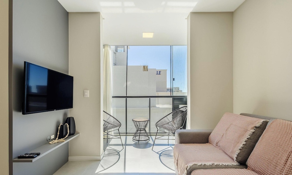 Your Exclusive Stay Just Steps From the sea in Meia Praia - FFS II