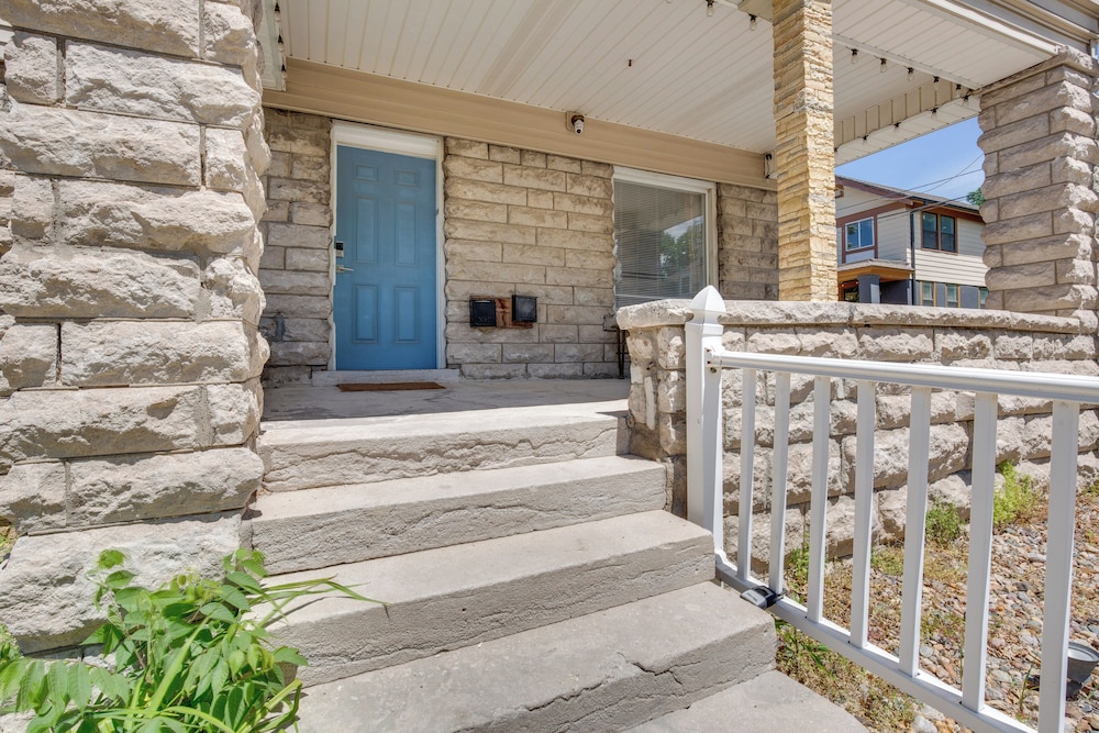 Luxurious 2BR Kansas City Condo Near Downtown