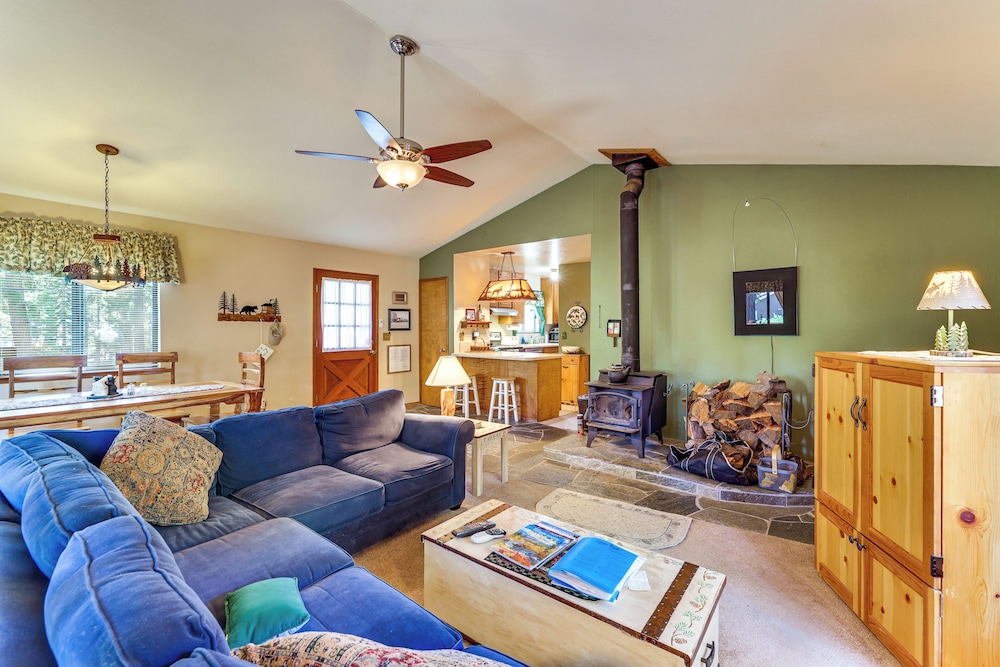Quiet Truckee Retreat w/ Deck, 5 Mi to Donner Lake
