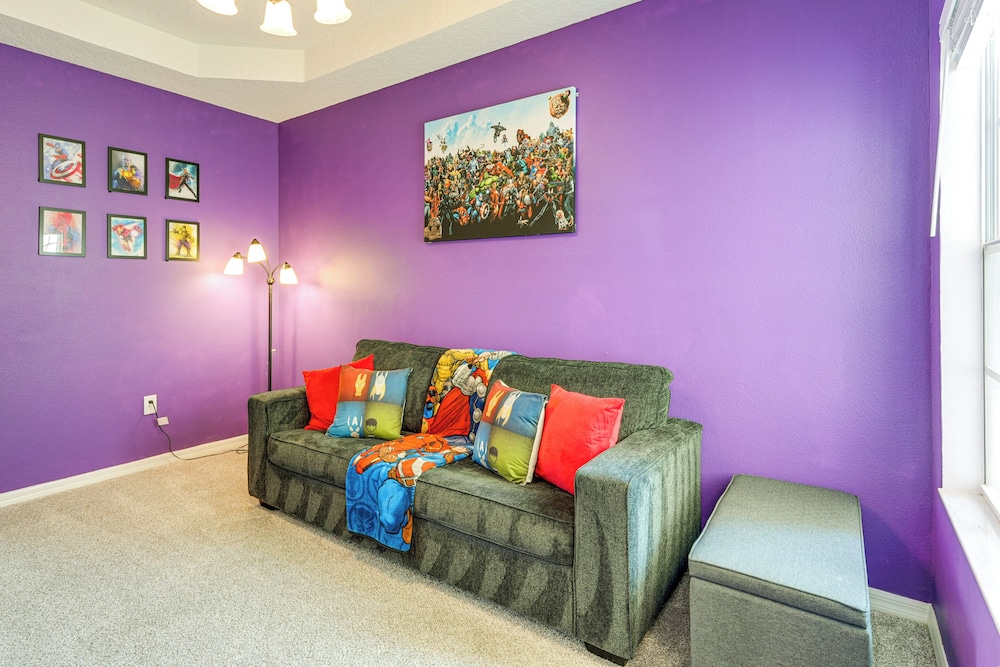 Walk to Tower Lake: Family Home in Gated Community