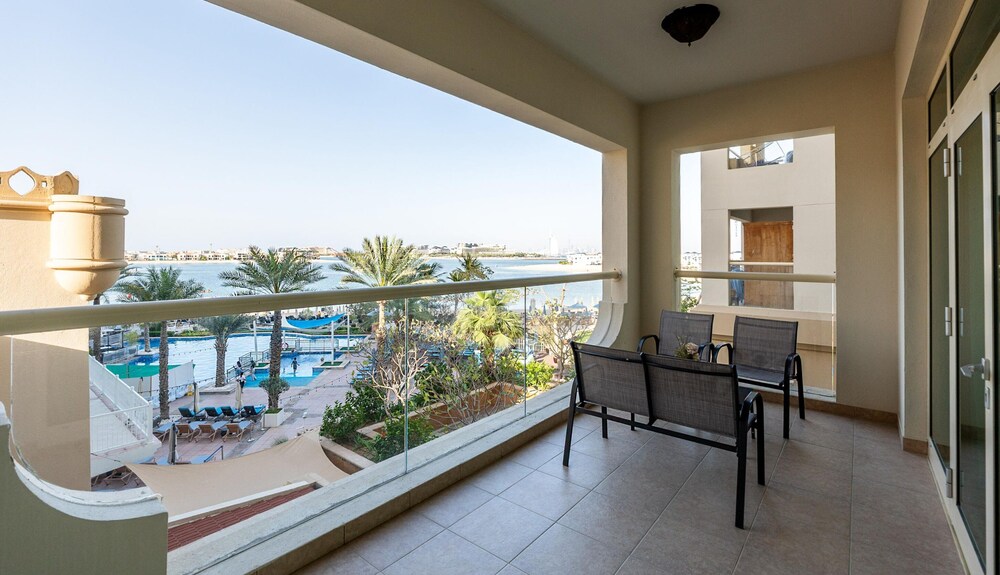 Amazing 1BR at the Palm w Beach Pool Access