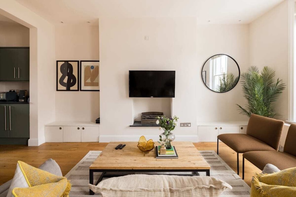 The Chelsea Nest - Stylish 2bdr With Balcony