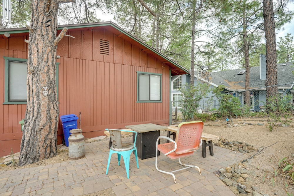 2 Mi to Arizona Christmas City! Cabin w/ Fireplace