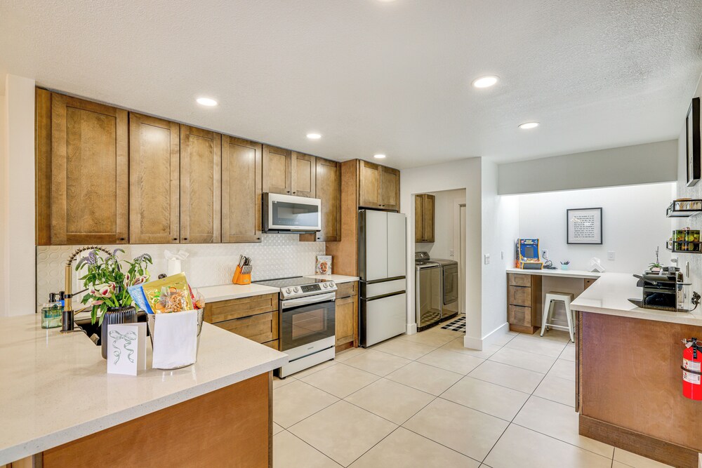 Modern Scottsdale Townhome w/ Heated Pool Access