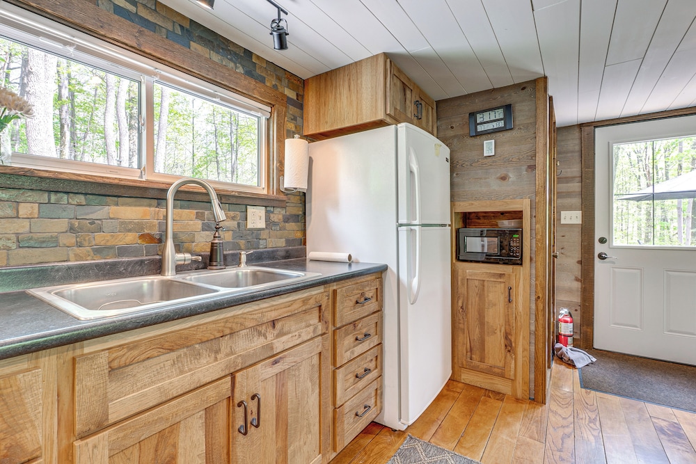 Secluded Cabin w/ Hot Tub in Hocking Hills