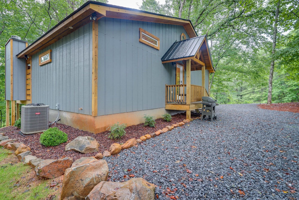 Blue Ridge Mountainside Cottage w/ Fire Pit!