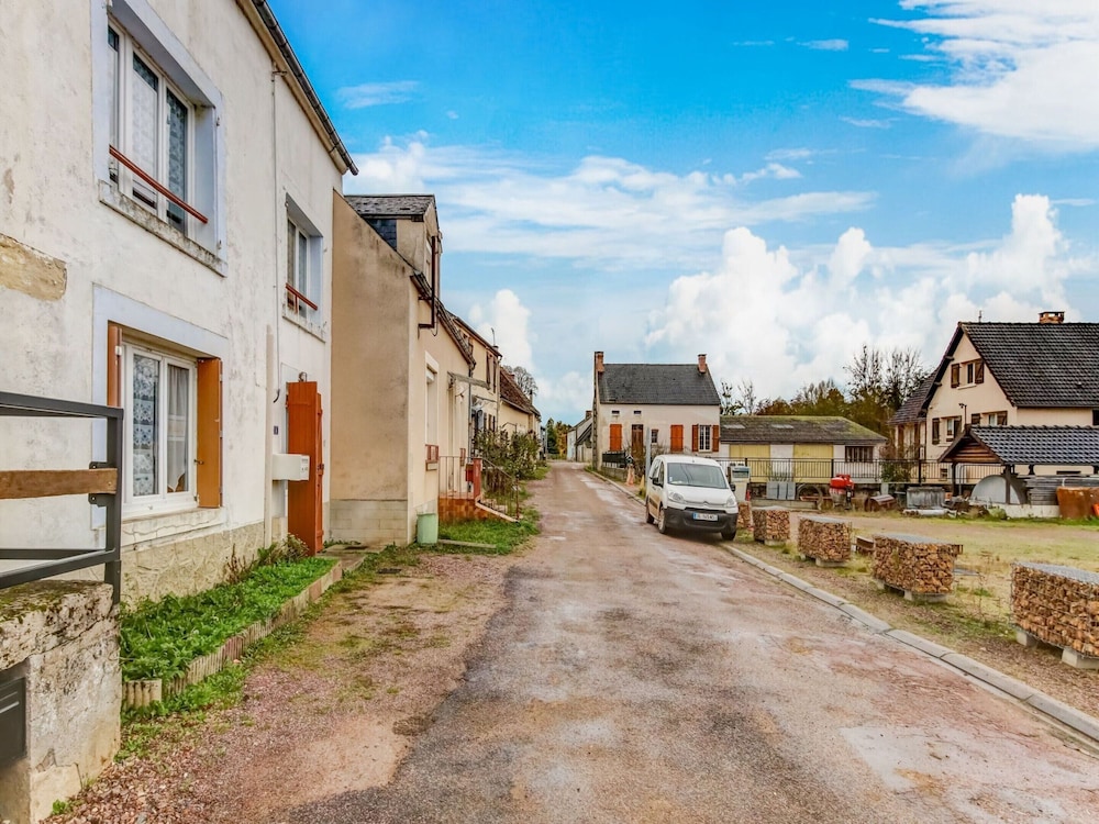 Traditional Holiday Home in Brinon sur Beuvron