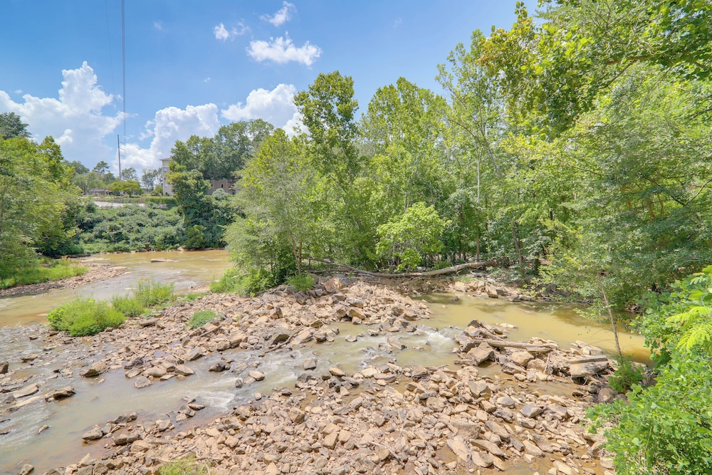 1 Mi to Dtwn & Uga: Condo w/ Pool in Athens!