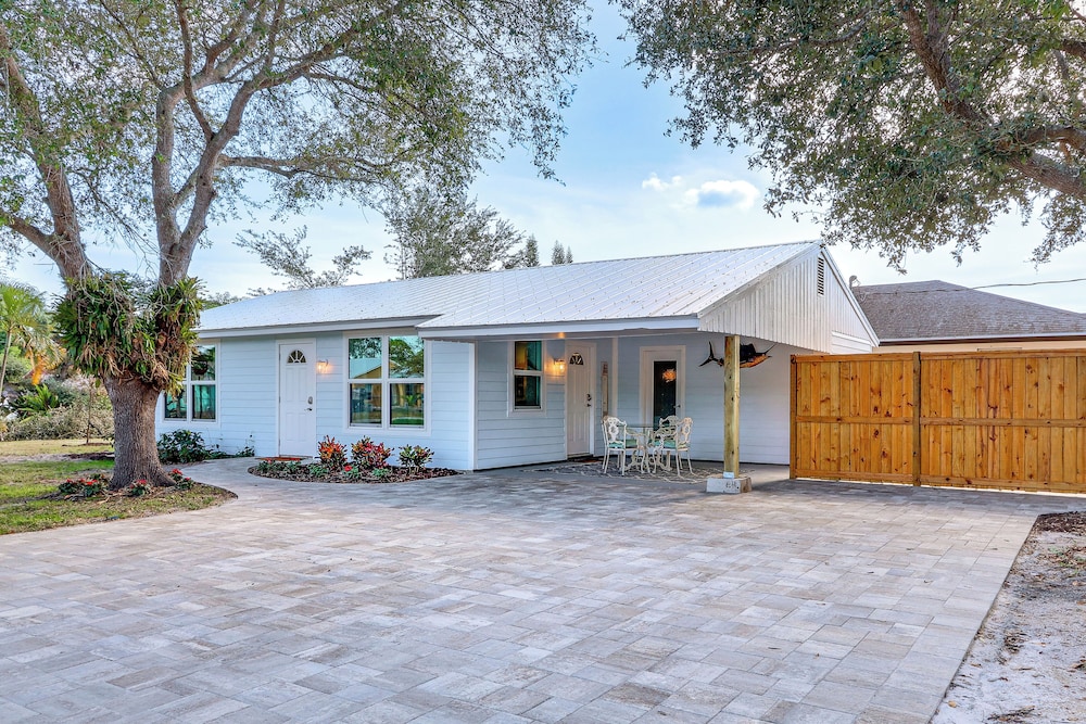 Walk to Parks, Eats & Bars: Stuart Home w/ Patio