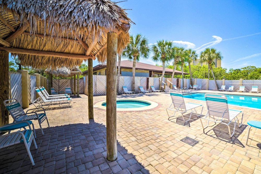 Beautiful PCB Townhome: Balcony & Resort Amenities