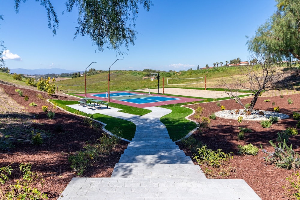 Chateau Syrah by Avantstay Picturesque Estate w Pool Hot Tub Pool Table Table Tennis New Pickleball Court Basketball Hoop