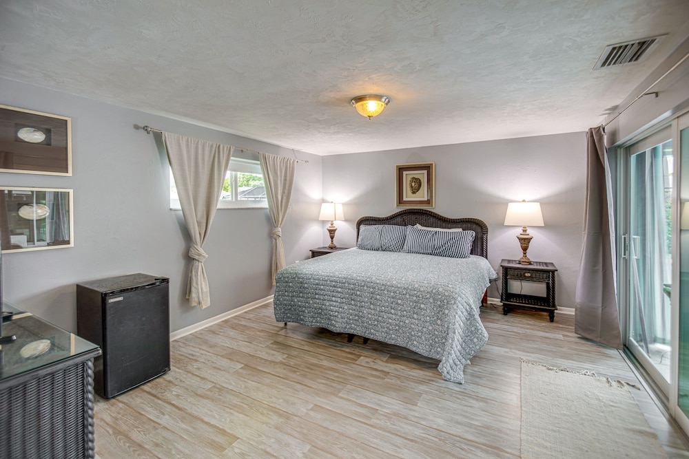 Bright Fort Myers Home w/ Pool - 9 Mi to Beach!