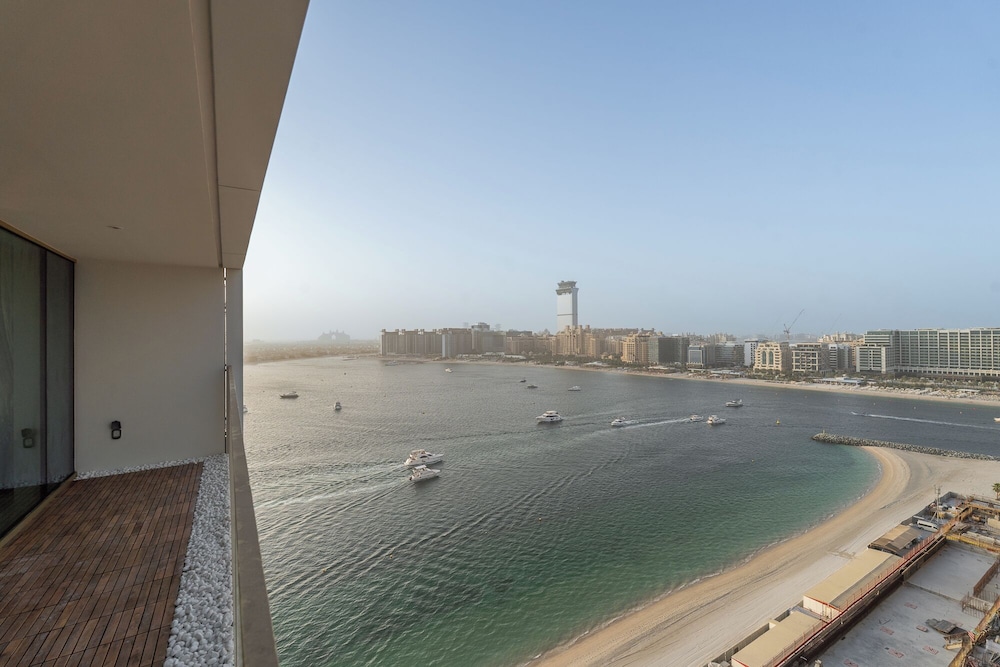 Grand Marina Bleu I Private Beach & Views I PS5 I Infinity Pool I by Skyline Serenity