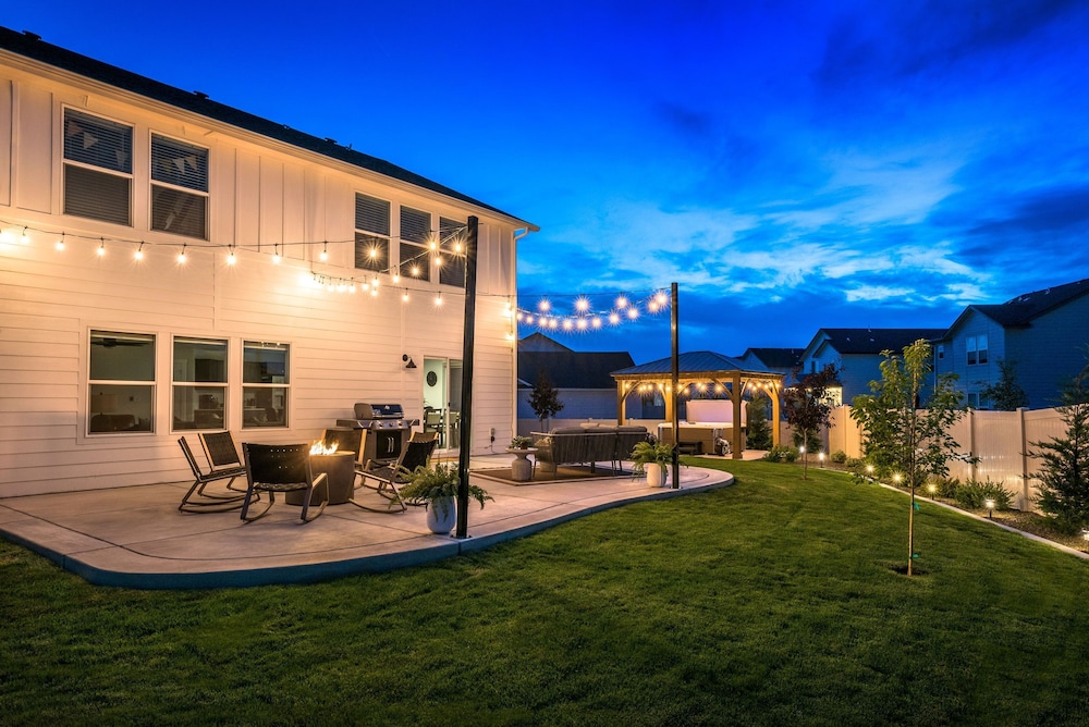 Spa Nights Game Room Fun Luxe 5BR Sleeps 17