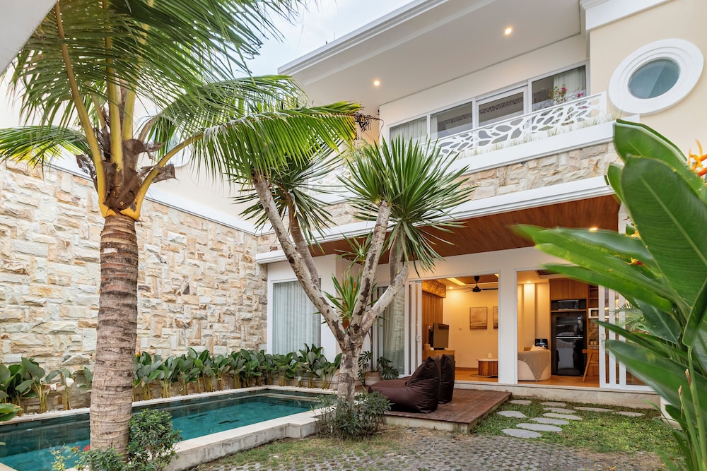 3BR Tropical Private Pool Great Location view 2