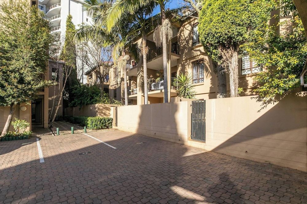 2bed in Sandton City