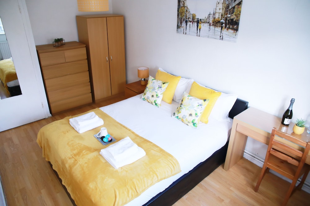 Lovely 2-bed Apartment in Harrow view 2