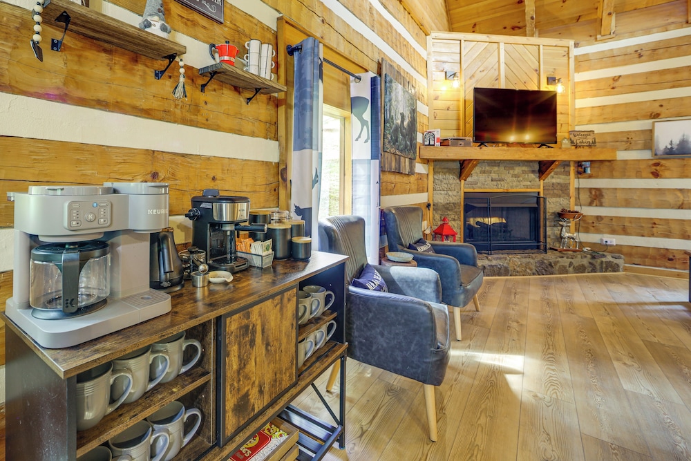 Mins to Dollywood: Boujee Bear Cabin w/ Hot Tub!