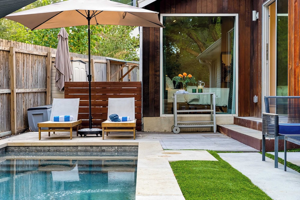 Modern Austin Home w/ Pool, Putting Green & Coffee Nook Townes Retreat by Avantstay