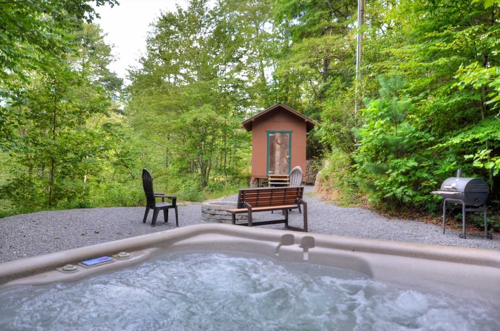 Moonshiner's Hideaway 2 Bedroom Cabin by Redawning