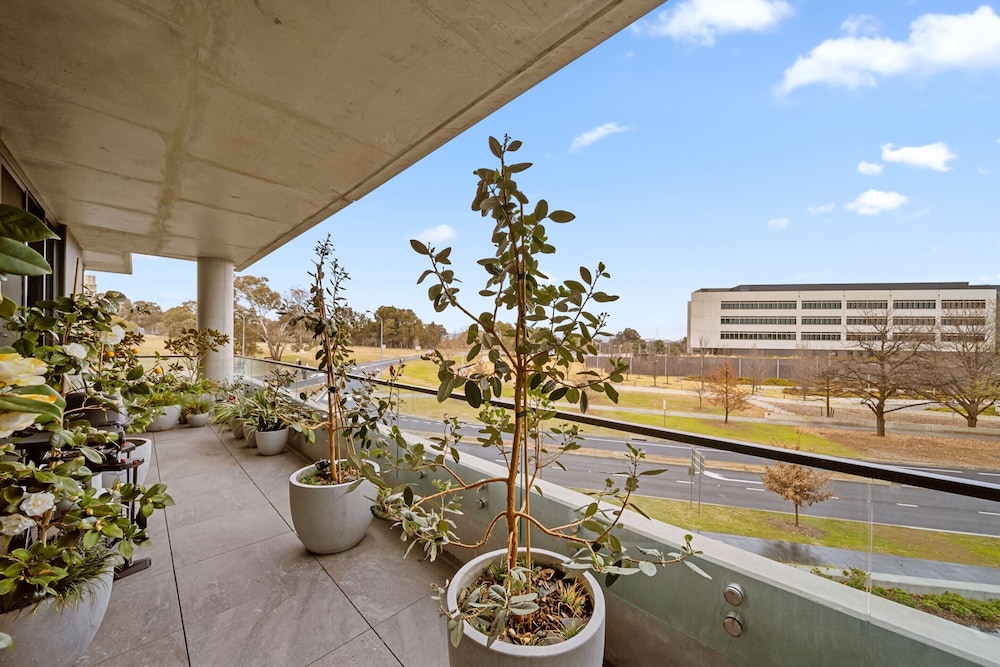 Inner-city 2-bed With Large Balcony, Garden & Gym