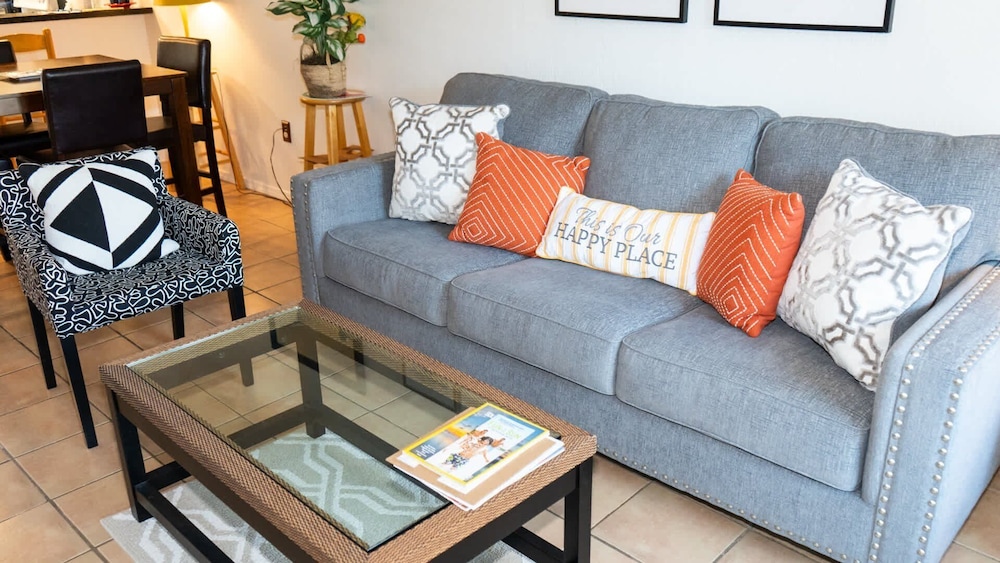 Cozy Family Retreat Steps To Beach Pool / Hot 2 Bedroom Apts