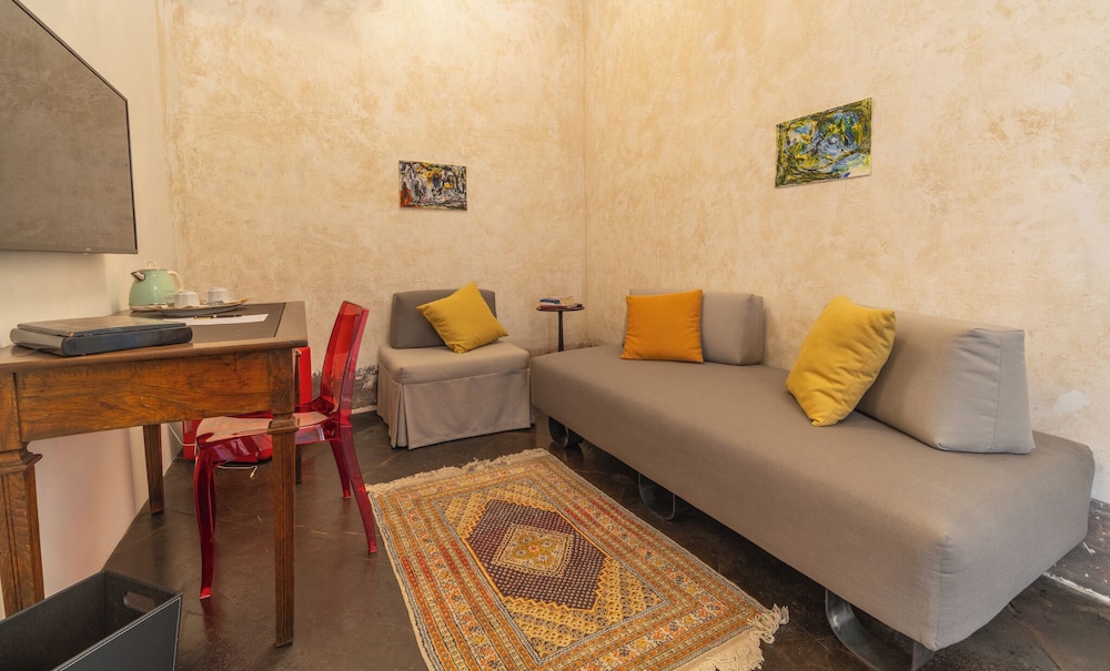 P43 Sicilian Suites