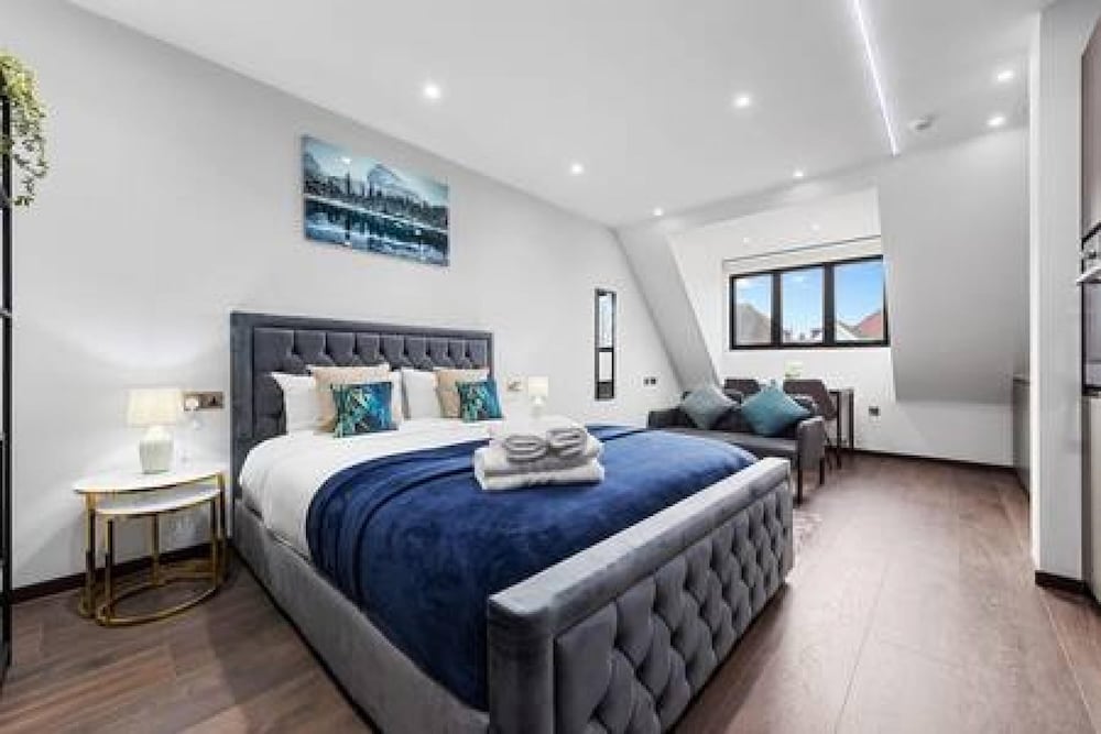Stylish King Size Bed Studio Near Central London