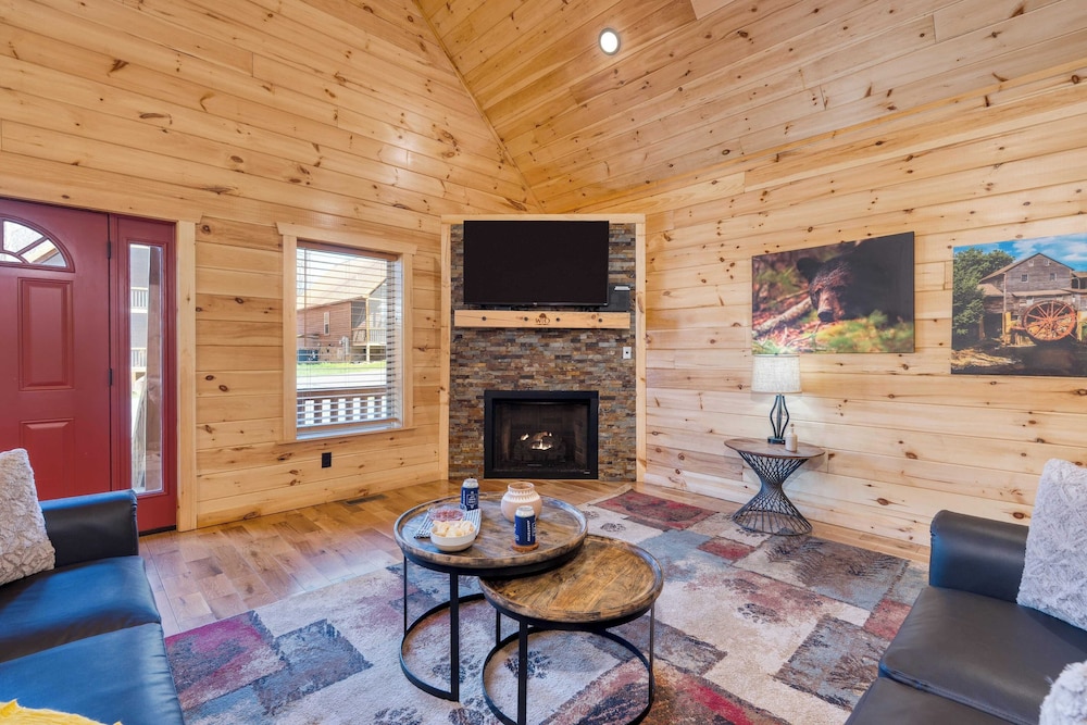 Hot Tub + Foosball Access to Pool, Tennis, Gym Chill'n in the Smokies