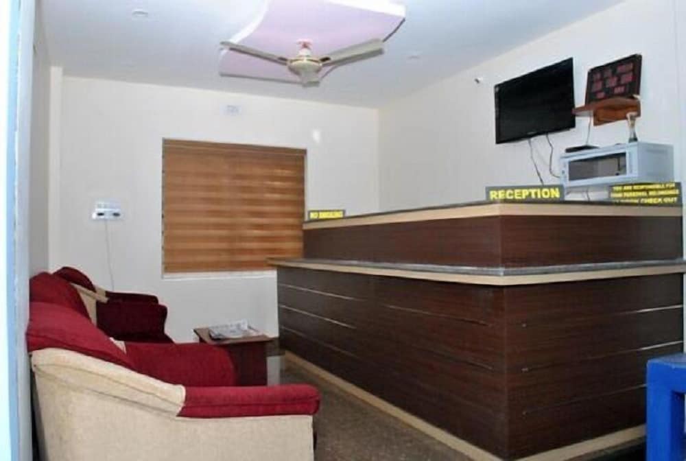 Iroomz Royal Inn view 2