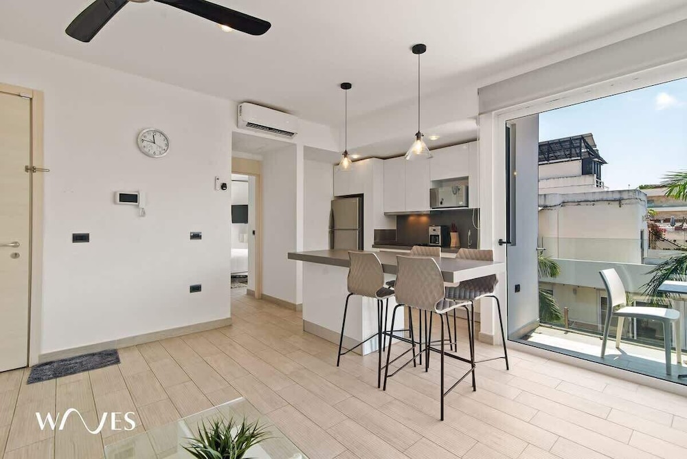 1 Br. W/5th Avenue View Steps From the Beach