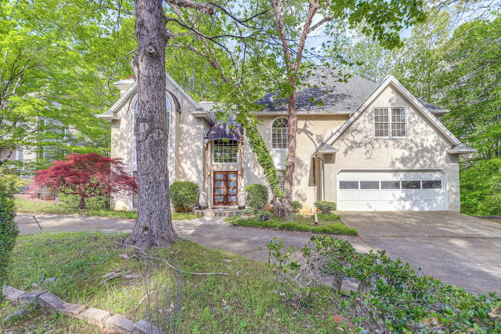3 Mi to Roswell Riverwalk: Spacious Getaway!