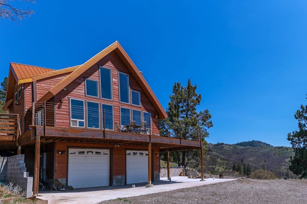 Yreka Vacations - Sunset Chalet - 2600 Sq.ft. Multi-seasonal Retreat - Property Image 1