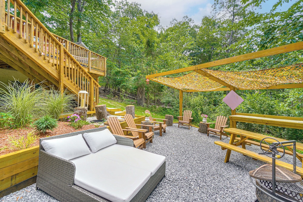 5 Mi to Harpers Ferry Nhp: Quiet Home w/ Deck