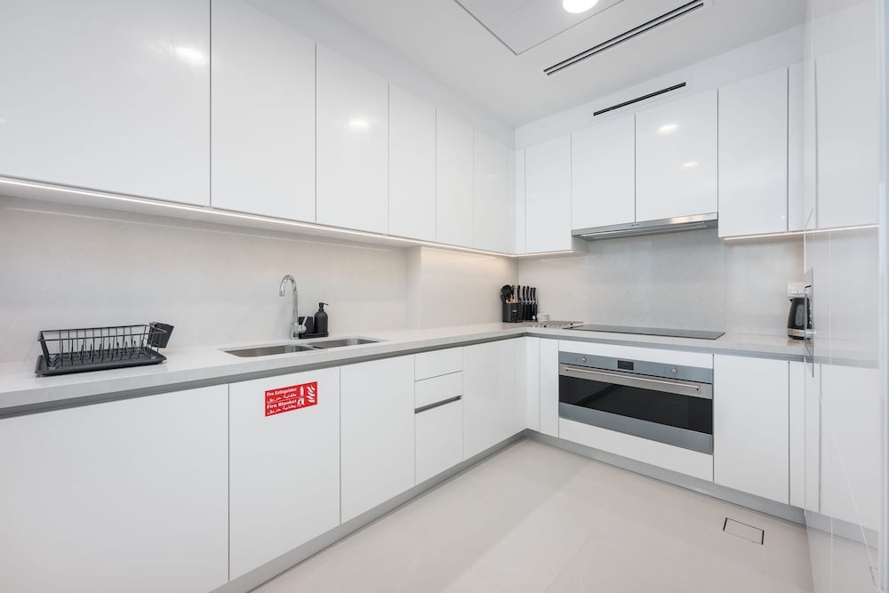 Elegant Relaxing 3-bedroom Apartment in Perfect Location at Canal Front 6