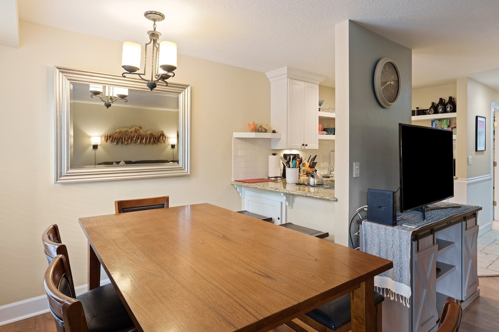 Abbot House 4 2 Bedroom Condo