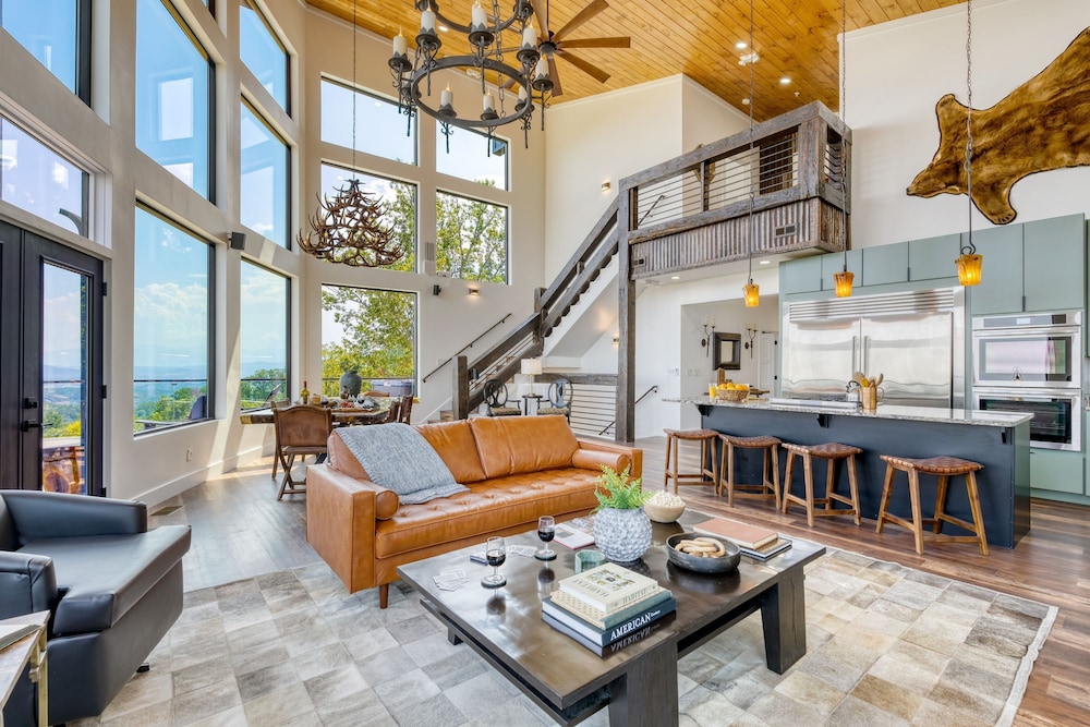 Bear Rug Inn Luxe Stays Pool Views Game Room