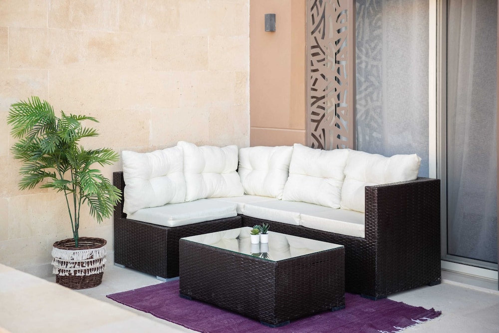 Xuru Stays I Exotic 1bdr w/ Outdoor Terrace Pool & Beach Access