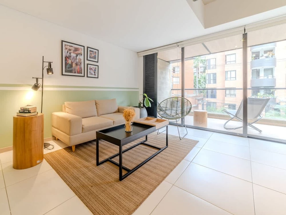 Panoramic 3 BR w Balcony in Laureles Medell n